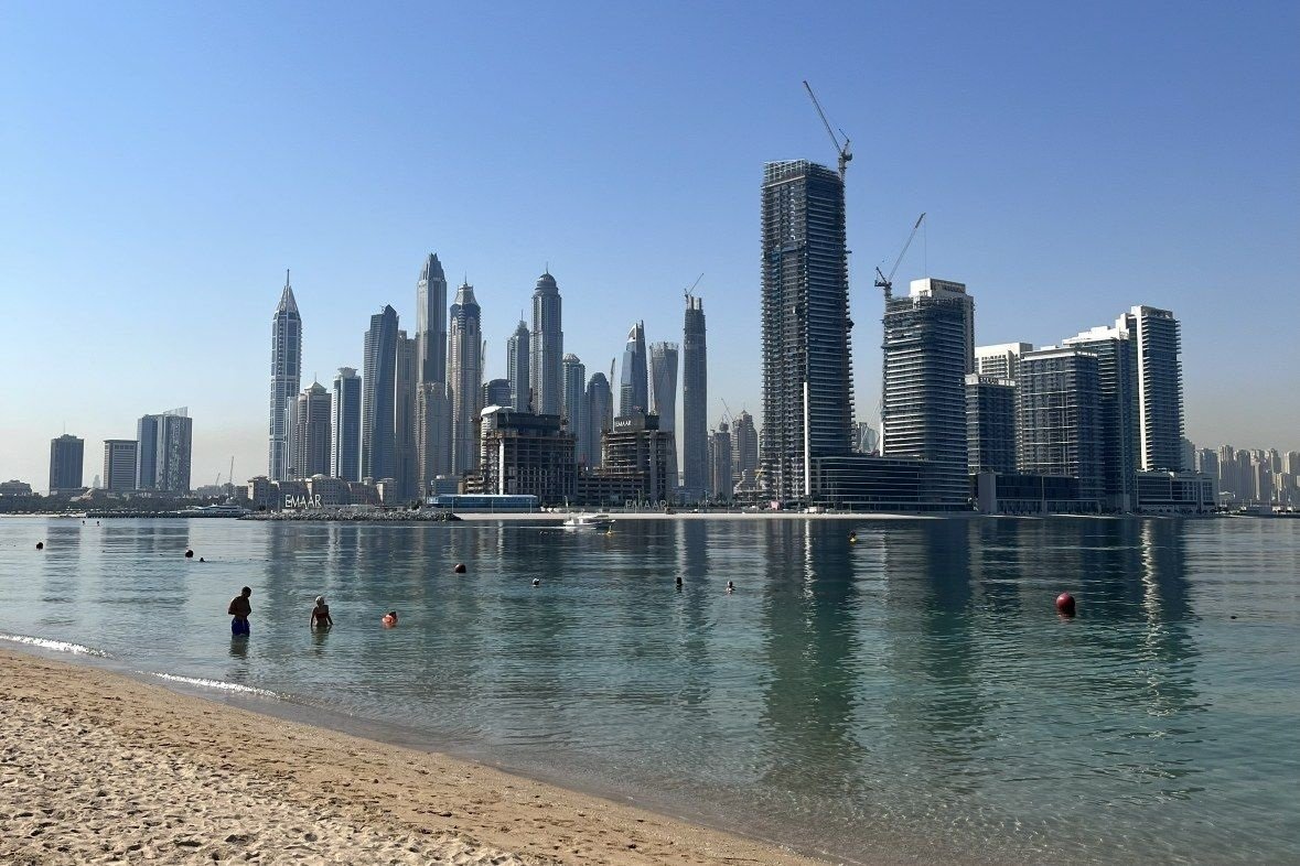 Skyline der Dubai Marina vom Strand aus